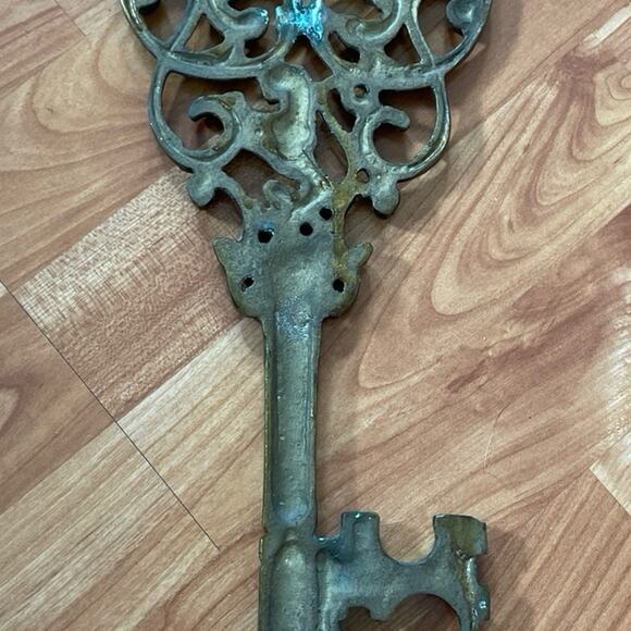 Vintage MCM Syroco Gold Large Skeleton Key 3661-B Lion Scroll Wall Hanging - Picture 2 of 2